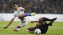 Pemain Malaysia, Muhammad Danial Amier Norhisham (kiri) berebut bola dengan pemain Thailand, Phitiwat Sookjitthummakul pada final sepak bola putra SEA Games 2017 di Stadion Shah Alam, Malaysia (29/8/2017). Thailand menang 1-0. (AP/Vincent Thian)