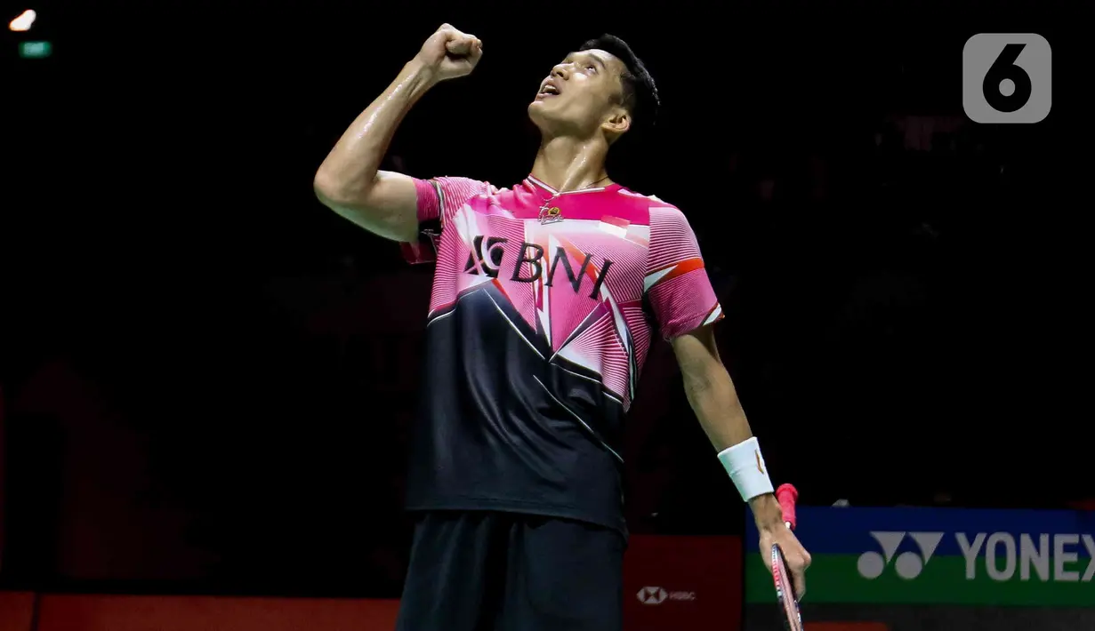 Pebulu tangkis tunggal putra Indonesia Jonatan Christie (kana) usai mengalahkan rekan senegaranya Chico Aura Dwi Wardoyo dalam final turnamen Daihatsu Indonesia Masters 2023 di Istora Senayan, Jakarta, Minggu (29/1/2023). Jonatan Christie untuk pertama kalinya menjuarai turnamen bulu tangkis berlevel BWF Super 500 menyusul kemenangan pada ajang Indonesia Masters 2023. (Liputan6.com/Herman Zakharia)
