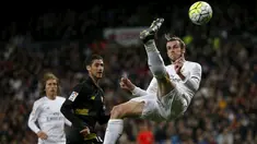 Aksi gelandang Real Madrid, Gareth Bale (kanan) menendang bola pada pertandingan melawan Sevilla di Liga Spanyol di Stadion Santiago Bernabeu (21/3). Real Madrid menang besar atas Sevilla dengan skor 4-0. (REUTERS/Sergio Perez)