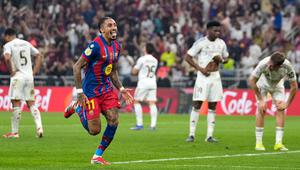 Raphinha juga menjadi pencetak gol penentu kemenangan untuk Barcelona pada menit ke-73. (AP Photo/Altaf Qadri)