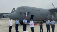 Menteri Pertahanan Prabowo Subianto menyambut kedatangan Pesawat C-130J Super Hercules dari Amerika Serikat di Lanud Halim Perdanakusuma, Jakarta. (Liputan6.com/M Radityo Priyasmoro)