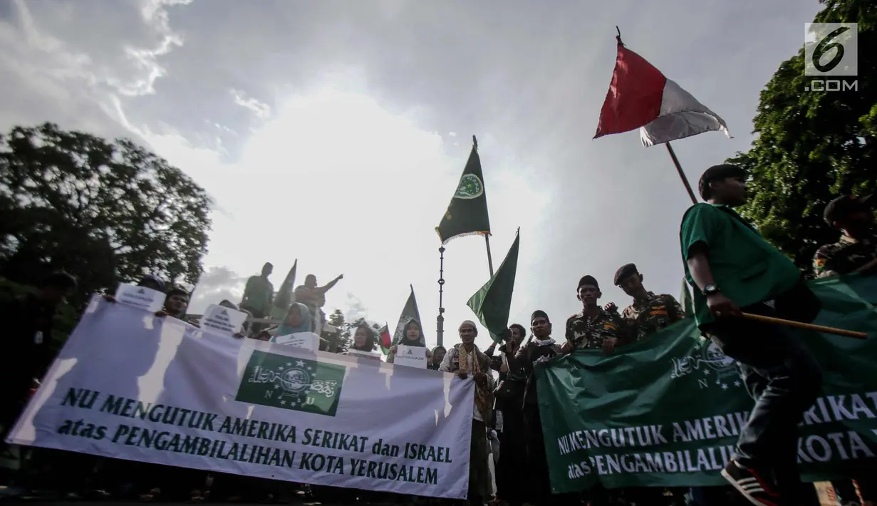Massa membentangkan spanduk saat menggelar aksi terkait keuputusan Presiden AS, Donald Trump yang mengkali Yerusalem sebagi ibu kota Israel di depan kantor Kedutaan Besar AS, Jakarta, Jumat (8/11). (Liputan6.com/Faizal Fanani)
