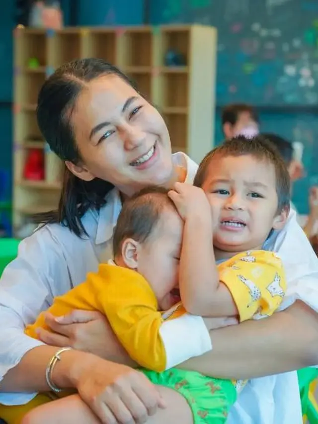 Paula Verhoeven bersama kedua anaknya (Instagram/baimwong)