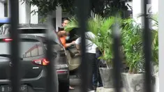 Penyidik DIT RES Narkoba Polda Metro Jaya membawa Roro Fitria untuk ambil sampel rambutnya.