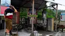 Seorang wisatawan asing sedang melihat Museum Mbah Maridjan, Yogyakarta, Senin (12/05/2014) (Liputan6.com/Andrian M Tunay).