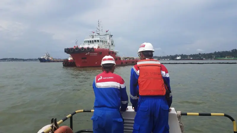 PT Pertamina (Persero) menambah armada kapal, untuk mempercepat proses pembersihan Teluk Balikpapan.(Dok Pertamina)
