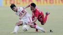 Gelandang Persija Jakarta, Sandi Sute, terjatuh saat berebut bola dengan gelandang Perseru Badak Lampung, Haryanto Panto, pada laga Liga 1 2019 di Stadion Patriot, Bekasi, Minggu (1/9). Persija takluk 0-1 dari Badak Lampung. (Bola.com/M Iqbal Ichsan)