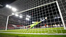 Kiper Copenhagen, Karl-Johan Johnsson, berusaha menghalau bola saat melawan Manchester United pada laga Liga Europa di Stadion Rhein Energie, Senin (10/8/2020). MU menang tipis 1-0 atas Copenhagen.  (Wolfgang Rattay/Pool via AP)