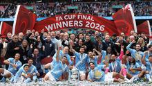 Para pemain dan staf Manchester City melakukan selebrasi usai meraih gelar Piala FA setelah mengalahkan Chelsea dengan skor 1-0 di partai final di Wembley Stadium hari Sabtu (16/05/2026) malam WIB. (AFP/Adrian Dennis)