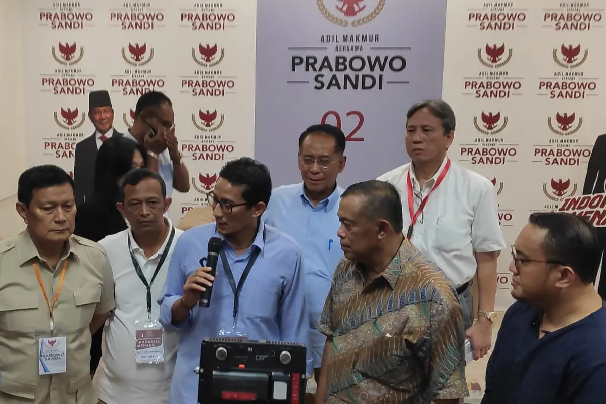 Calon wakil presiden Sandiaga Uno mendatangi markas pusat Badan Pemenang Nasional (BPN) di Kertanegara VI, Kebayoran Baru, Jakarta Selatan, Jumat, 26 April 2019 malam.