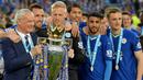 Manajer Leicester, Claudio Ranieri, merayakan keberhasilan meraih gelar Liga Inggris musim 2015/2016. Ranieri merupakan sosok penting di balik keberhasilan Leicester menjadi juara Premier League untuk pertama kalinya. (EPA/Peter Powell)