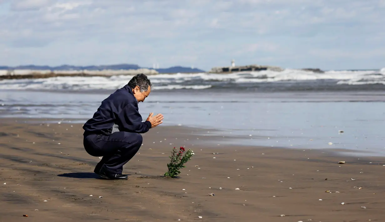 Seorang pria berdoa bagi para korban gempa bumi dan tsunami 2011 di Iwaki, Jepang, Rabu (11/3/2020). Gempa 9,0 magnitudo yang menyebabkan tsunami pada 11 Maret 2011 itu menyebabkan sekitar 15 ribu orang tewas. (Naoya Osato/Kyodo News via AP)