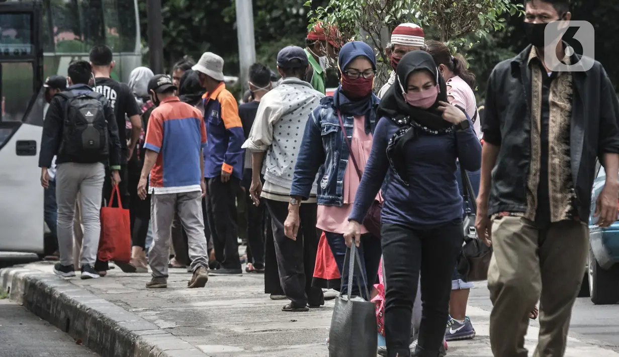 Penumpang bus antarkota antarprovinsi (AKAP) saat tiba di Terminal Kampung Rambutan, Jakarta, Minggu (3/1/2021). Sementara pemudik yang diberangkatkan menuju luar Jakarta melalui Terminal Kampung Rambutan sebanyak 15.059 penumpang. (merdeka.com/Iqbal S. Nugroho)