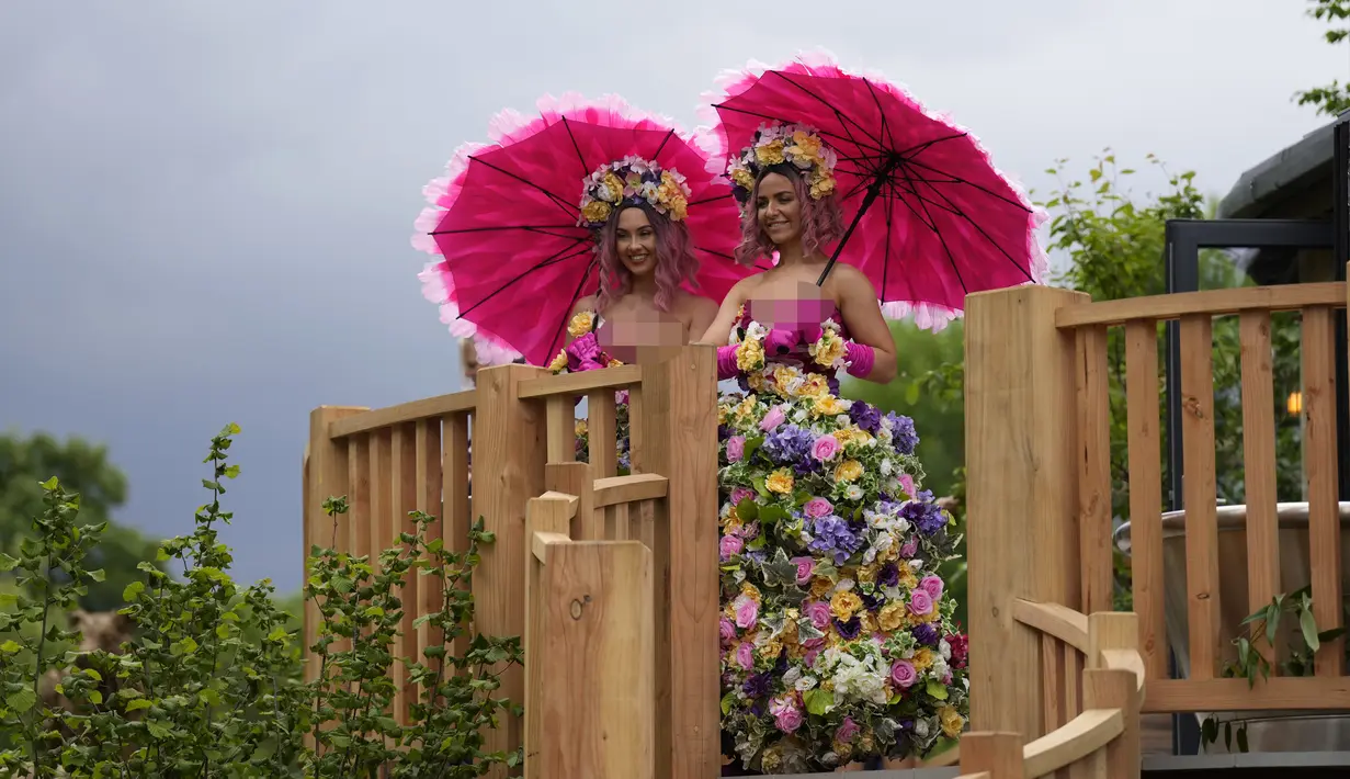 Pekerja promosi mengenakan gaun berdesain bunga pada Royal Horticultural Society (RHS) Chelsea Flower Show di London, Inggris, 23 Mei 2022. Pertunjukan ini adalah perayaan keunggulan dan inovasi hortikultura. (AP Photo/Matt Dunham)