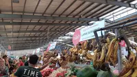Pedagang-pedagang di Pasar Modern Bintaro menggunakan Tcash sebagai metode pembayaran nontunai. (Liputan6.com/ Agustin Setyo W)
