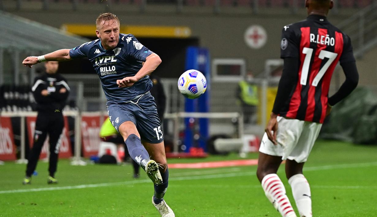 Kamil Glik (Benevento). Bek tengah Polandia berusia 34 tahun ini telah 2 musim membela Benevento sejak didatangkan dari AS Monaco pada awal musim 2020/2021. Di musim pertamanya, Benevento masih berlaga di Serie A, namun akhirnya terdegradasi dan harus bermain di Serie B sejak musim lalu. Dua musim membela Benevento, ia total tampl dalam 64 laga di semua ajang dengan torehan 2 gol dan 1 assist. Sebelumnya Kamil Glik pernah memperkuat 3 klub Italia lain di Serie A, yaitu Palermo, Bari dan Torino mulai 2010/2011 hingga 2015/2016. (AFP/Miguel Medina)