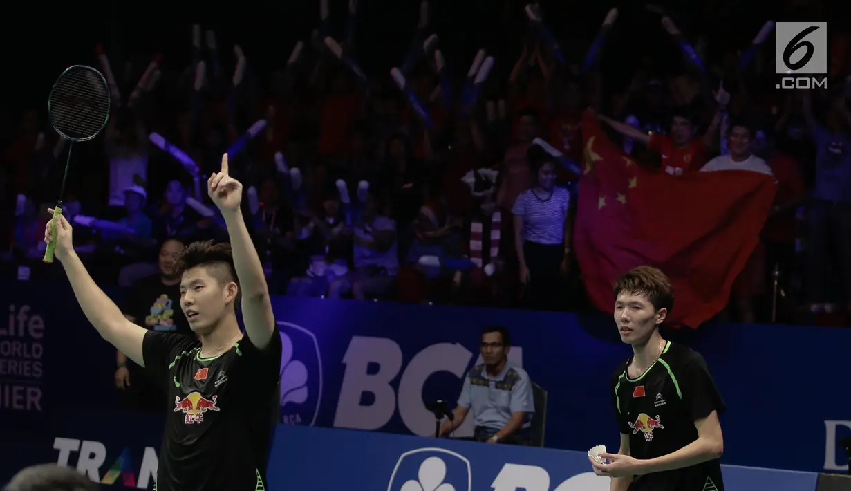 Ganda putra Cina Li Junhui dan Liu Yuchen bersorak seusai mengalahkan Mathias Boe dan Carsten Mogensen (Denmark) pada final Indonesia Open 2017 di Jakarta, Minggu (18/6). Ganda putra Cina menang 21-19, 19-21, 21-18. (Liputan6.com/Faizal Fanani)