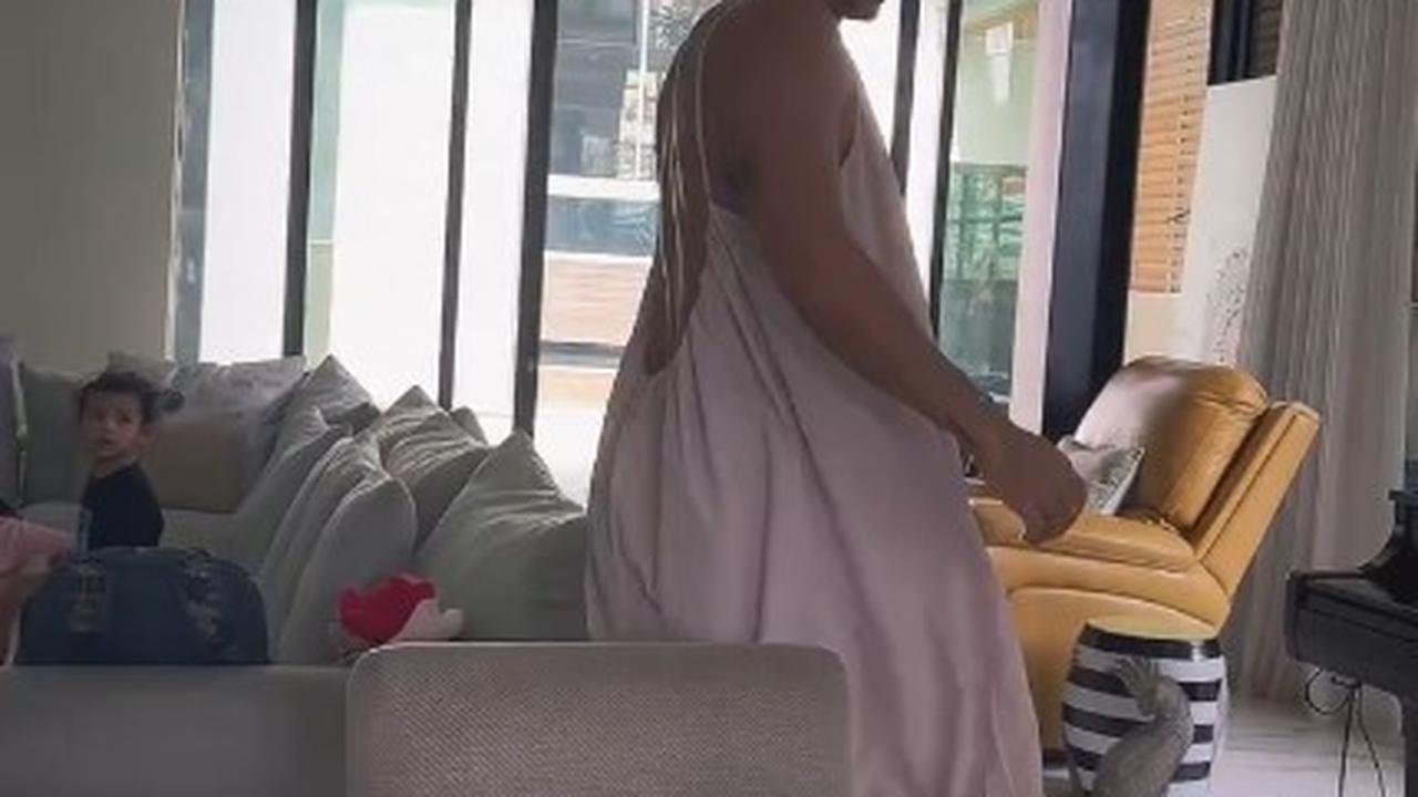 Bakal Punya Anak Perempuan, Ini 7 Potret Vincent Verhaag Suami Jessica Iskandar Pakai Daster Pink - Sebut Lagi Latihan Main Barbie