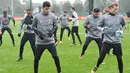 Para pemain Liverpool menggelar sesi latihan jelang laga Liga Champions di Melwood, Liverpool, Senin (25/9/2017). Liverpool akan berhadapan dengan Spartak Moskow. (AFP/ Paul Ellis)