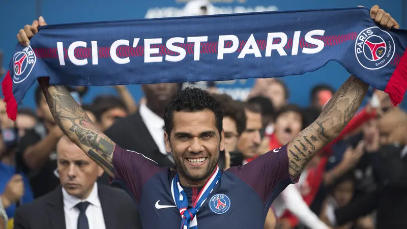 FOTO: Tolak Manchester City, Dani Alves Resmi Gabung PSG