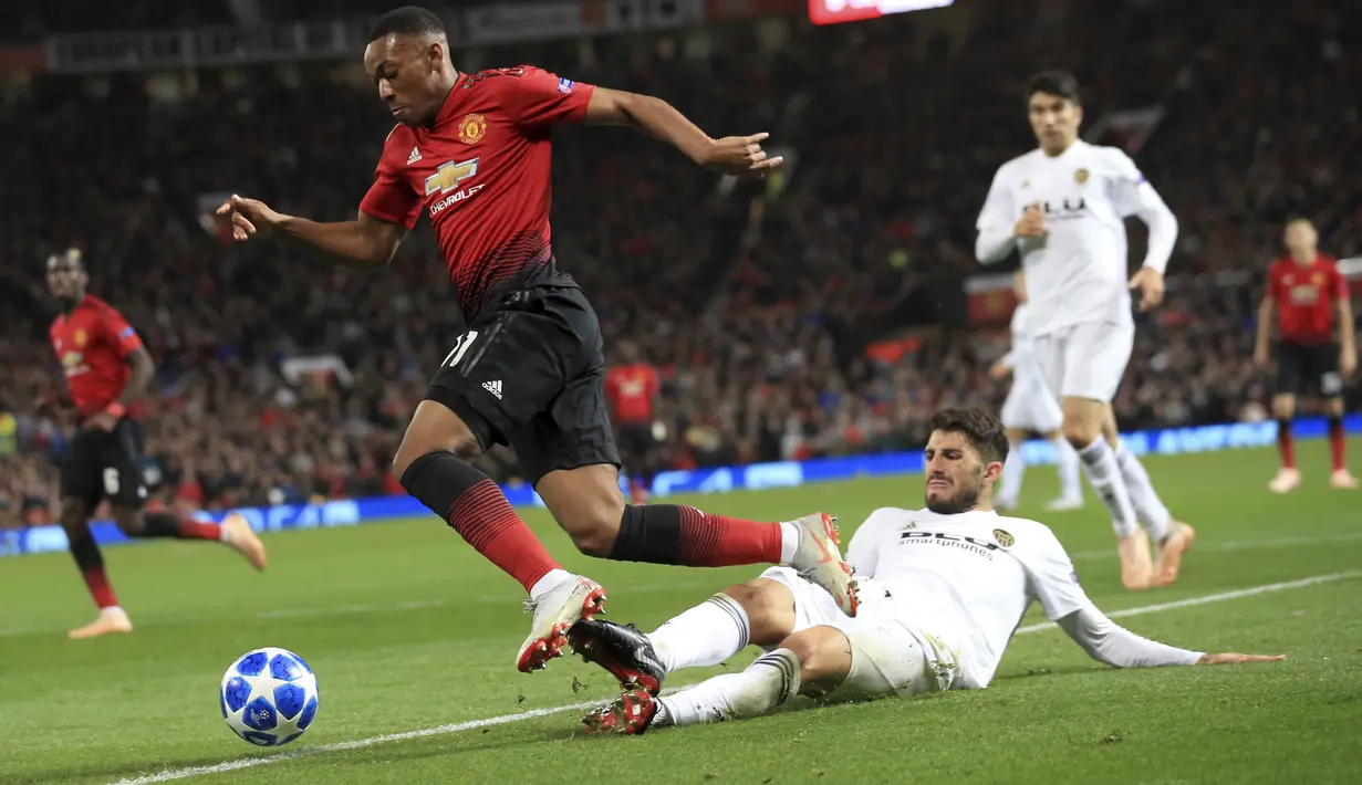 Striker Manchester United, Anthony Martial, berusaha melewati pemain Valencia pada laga Liga Champions di Stadion Old Trafford, Selasa (2/10/2018). Manchester United ditahan 0-0 oleh Valencia. (AP/Jon Super)