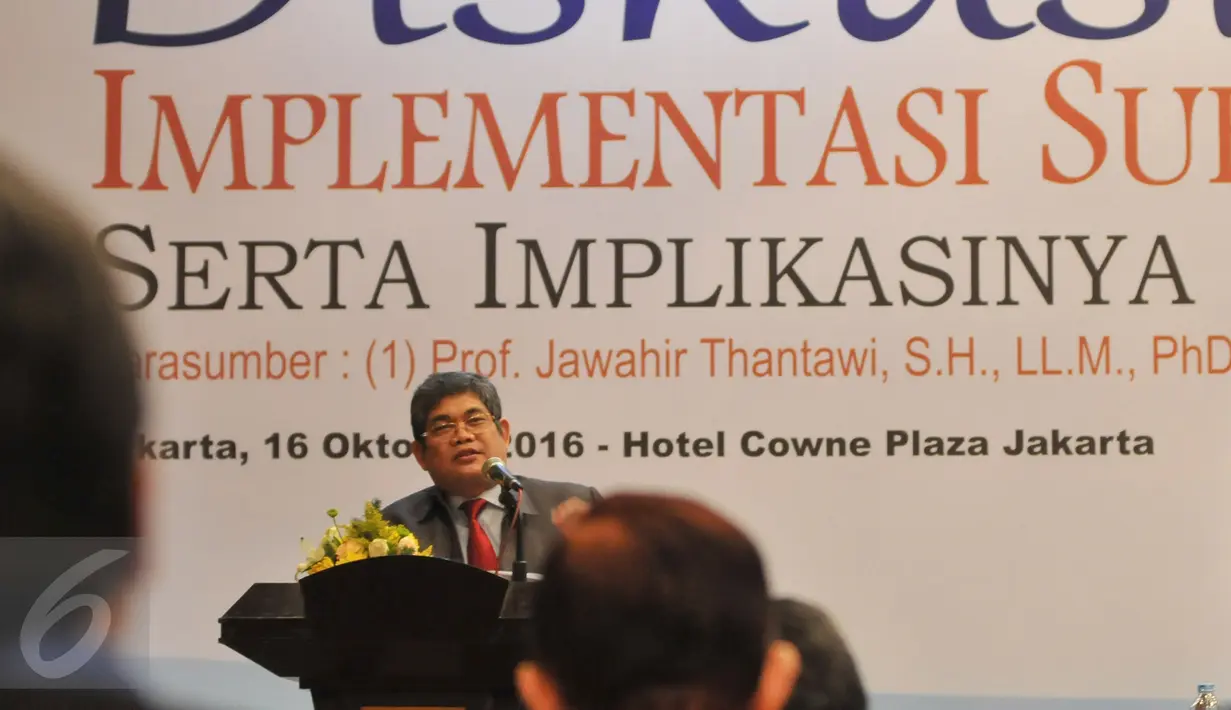 Ketua PERADI  Fauzi Yusuf Hasibuan membuka diskusi di Hotel Crown Plaza, Jakarta, Jum'at (16/10/2015). Menurut Peradi surat keputusan yang dikeluarkan MA dapat mempengaruhi organisasi advokasi dan profesi advokat. (Liputan6.com/andrian martinus)