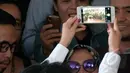 Syahrini berfoto selfie usai menjawab pertanyaan wartawan di Bareskrim, Jakarta, Senin (2/3/2015). Ia diperiksa terkait kasus Ketua KPK nonaktif Abraham Samad dan Feriyani Lim. (Liputan6.com/Yoppy Renato)
