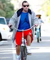 Adam Sandler terlihat satai bersepeda di Malibu nih! (4CRNS / BACKGRID/USMagazine)