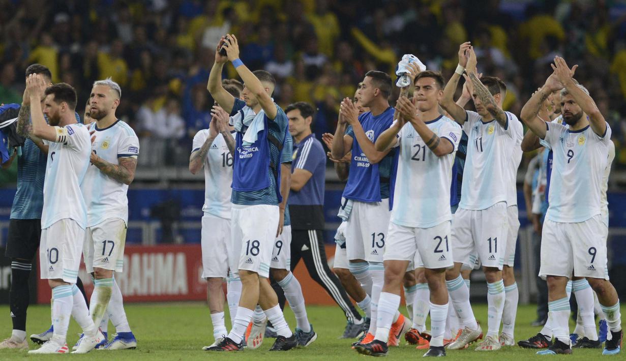 Pemain Argentina memberikan aplaus kepada penonton usai ditaklukkan Brasil pada laga Copa America 2019 di Stadion Mineirao, Rabu (3/7). Brasil menang 2-0 atas Argentina. (AP/Eugenio Savio)