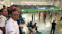 Sekda DKI Jakarta Saefullah menyaksikan sejumlah pertandingan dalam ajang Pornas Korpri ke-15 tahun 2019 di Kepulauan Bangka Belitung, Sabtu (16/11/2019). (Liputan6.com/Ika Defianti)