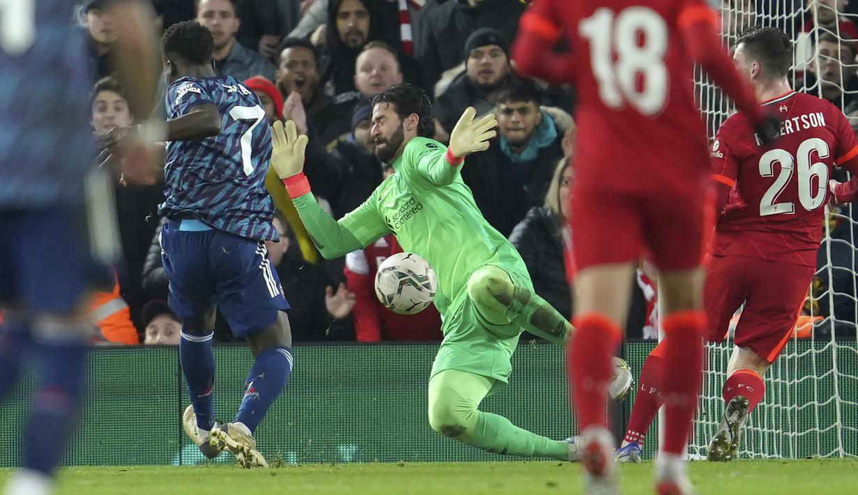 Arsenal justru memperoleh peluang matang pada menit ke-72. Sepakan Bukayo Saka usai menerima umpan Kieran Tierney masih dapat dibendung Alisson Becker. (AP/Jon Super)
