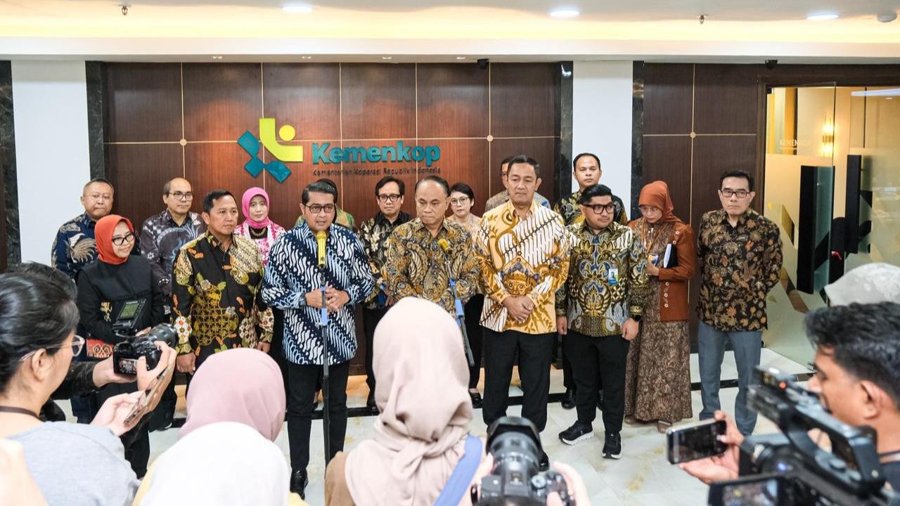 Menteri Ekraf Teuku Riefky Harsya dan Menkop Budi Arie Setiadi teken MoU
