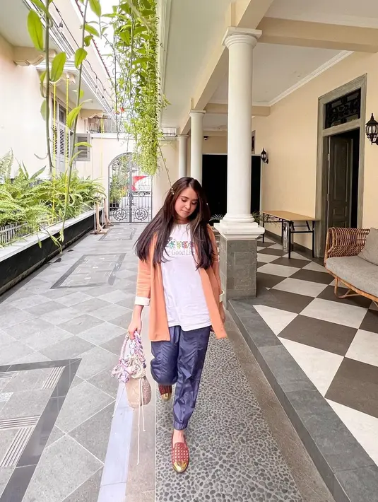 Untuk tampilan kasual yang beda, memadukan jogger pants dengan outer dan slip on bisa jadi pilihan. [Foto: Instagram/ayushita]