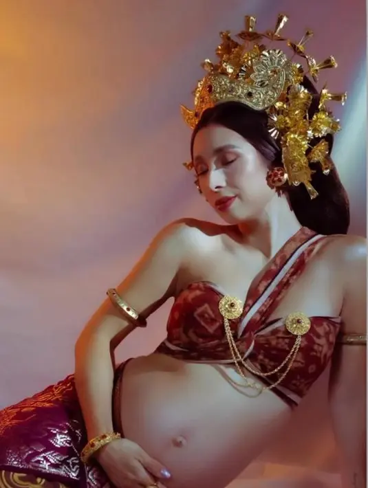 Sementara untuk riasan wajahnya, ia dibantu oleh makeup artist Eldy Pramana.