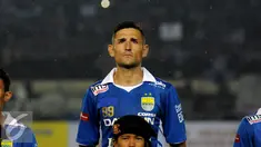 Pemain depan Persib, Juan Carlos Rodriguez Belencoso berdiri jelang laga melawan Mitra Kukar di Turnamen Piala Bhayangkara di Stadion Si Jalak Harupat, Bandung, Kamis (17/3/2016). Laga berakhir imbang 1-1. (Liputan6.com/Helmi Fithriansyah)