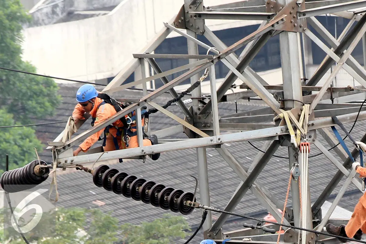 Presiden Joko Widodo (Jokowi) meresmikan pembangunan Saluran Udara Tegangan Tinggi 70 Kv Nias - Teluk Dalam di Idanoi, Nias, Sumatera Utara.