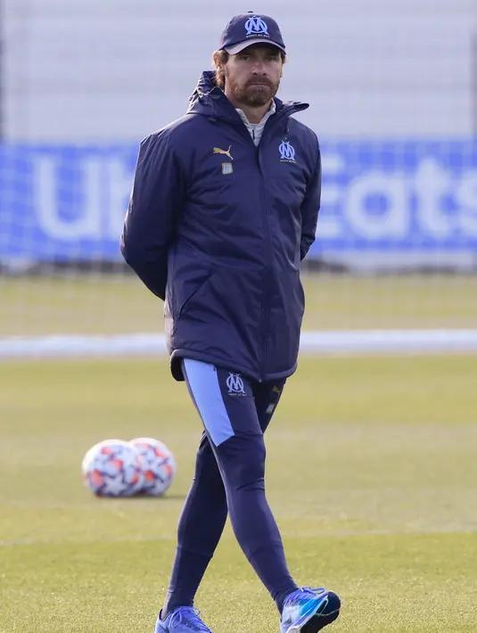 Pelatih Marseille, Andre Villas Boas berjalan di lapangan selama sesi latihan di Marseille (24/11/2020). Marseille akan bertanding melawan Porto pada Grup C Liga Champions di Stade Orange Velodrome. (AFP/Nicolas Tucat)
