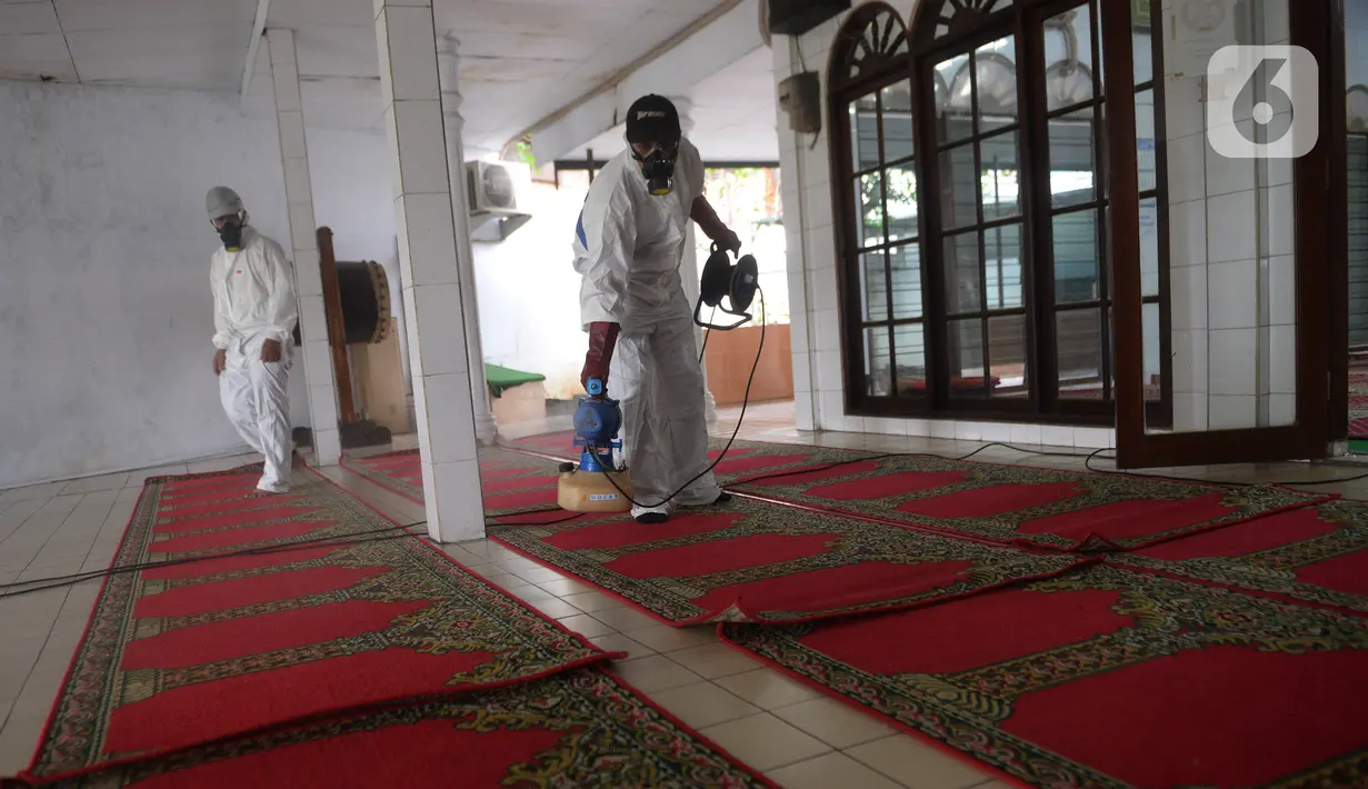 Petugas Dewan Masjid Indonesia (DMI) menyemprotkan cairan disinfektan di Masjid Hablul Muttaqin, Pejambon, Gambir, Jakarta Pusat, Jumat (6/3/2020). Kegiatan ini dilakukan untuk menjaga kebersihan masjid sekaligus mengantisipasi penyebaran virus corona (COVID-19). (Liputan6.com/Angga Yuniar)
