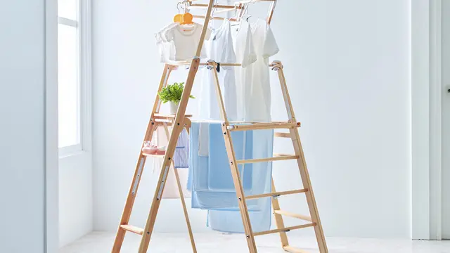 Ide Tempat Jemur Baju Lipat untuk Rumah Tipe Kecil (AI)