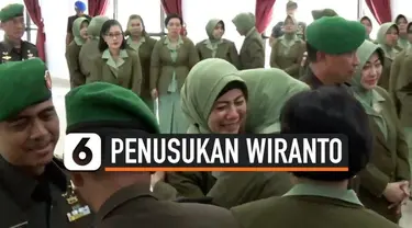 istri Mantan Dandim Kendari , IPDN, menitikkan air mata saat disalami para prajurit dan istri prajurit. Momen ini terjadi setelah prosesi sertijab Dandim Kendari dari Kolonel Hendi kepada Kolonel Inf Alamsyah.