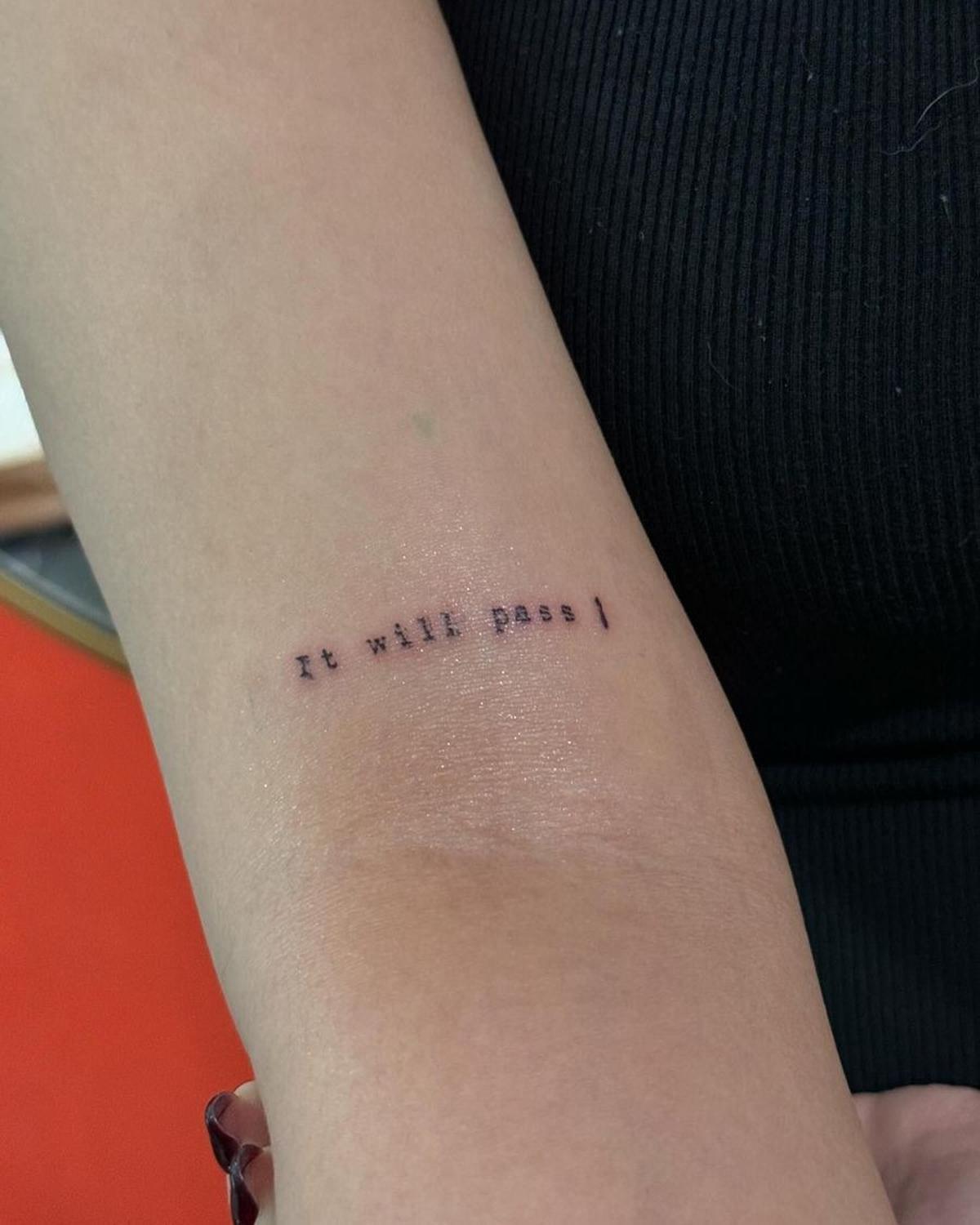 Tato mungil bertuliskan "It will pass" di lengan Rachel Vennya menggambarkan optimismenya bahwa setiap cobaan dalam hidup pasti akan berlalu.<br><br>