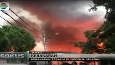 Besarnya api membuat warga tidak berdaya untuk memadamkannya. Diperkirakan lebih dari 100 rumah permanen dan petak hangus dilalap api