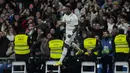 <p>Penyerang Real Madrid, Vinicius Junior melakukan selebrasi setelah mencetak gol ke gawang Valencia selama pertandingan La Liga Spanyol di stadion Santiago Bernabeu di Madrid, Jumat (3/2/2023). Real Madrid menang atas Valencia 2-0 . (AP/Bernat Armangue)</p>