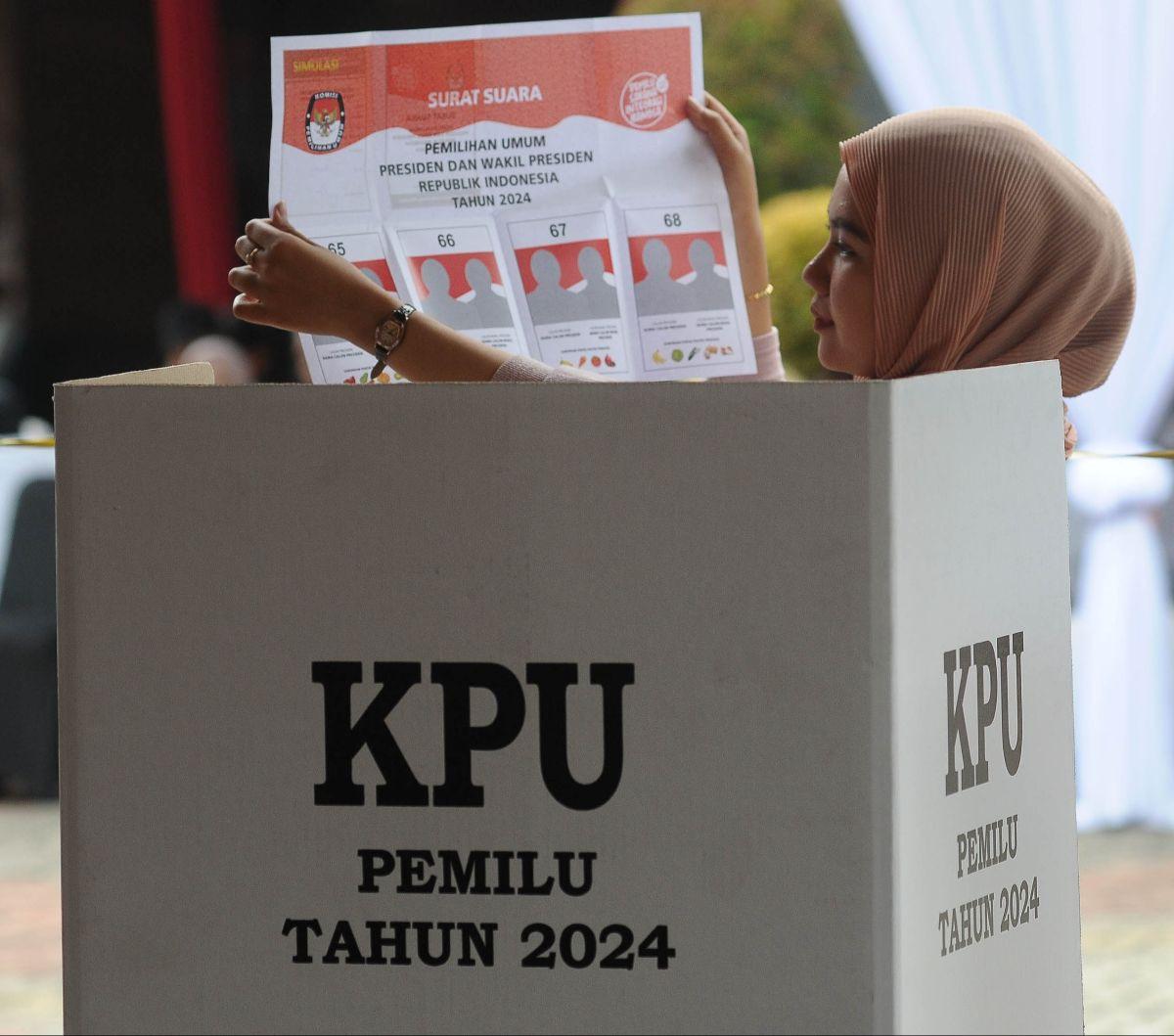 Komisi Pemilihan Umum (KPU) Kota Jakarta Pusat menggelar simulasi pemungutan dan penghitungan suara di Tempat Pemungutan Suara (TPS) untuk Pemilu 2024, di Jakarta, Rabu (17/1/2024). Simulasi ini digelar sebagai upaya pematangan persiapan mengingat Pemilu 