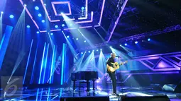 Penampilan Rick Price sambil bergitar acara Golden Memories International di studio Indosiar, Jakarta, Senin (9/1). (Liputan6.com/Angga Yuniar)