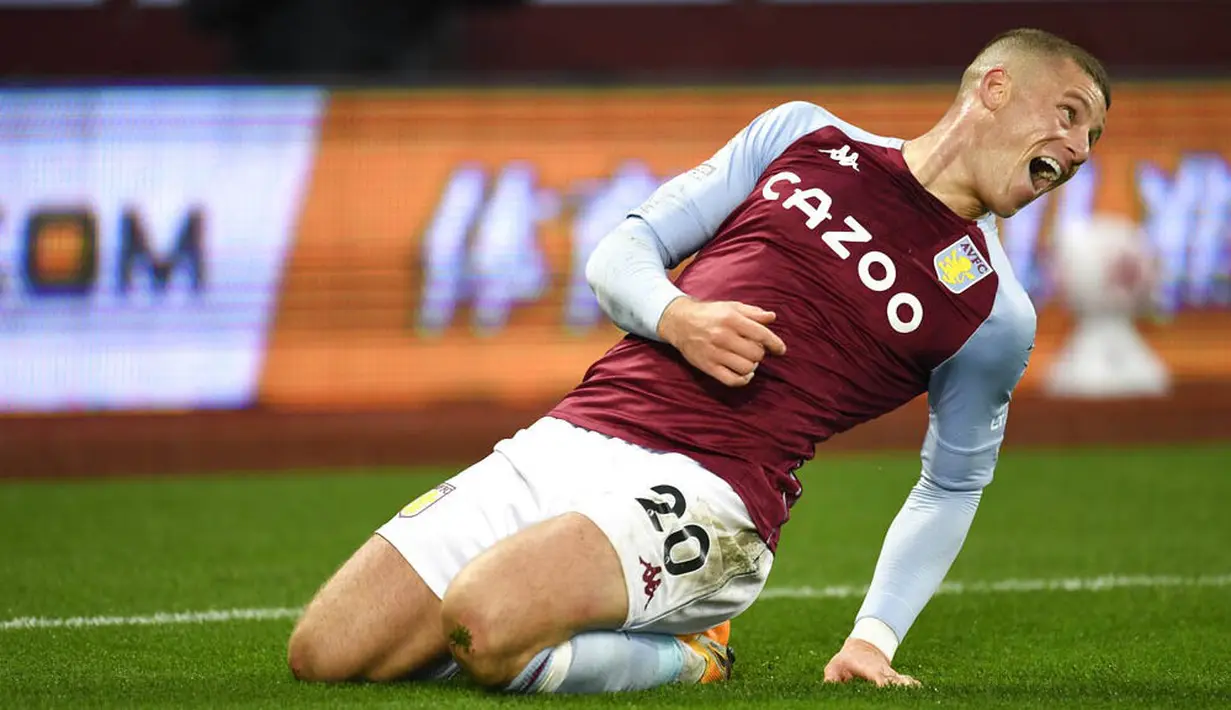 Pemain Aston Villa, Ross Barkley, melakukan selebrasi usai mencetak gol ke gawang Liverpool pada laga Liga Inggris di Stadion Villa Park, Minggu (4/10/2020). Liverpool takluk dengan skor 7-2. (Peter Powell/Pool via AP)