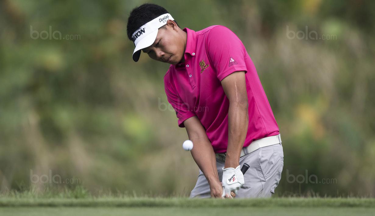 Seorang pegolf tampil pada turnamen Golf Indonesia Open di Lapangan Golf Pondok Indah, Jakarta, Minggu (29/10/2017). Turnamen bertaraf Asian Tour tersebut berlangsung dari 26-29 Oktober. (Bola.com/Vitalis Yogi Trisna)
