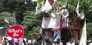 Sidang ke-10 dugaan penistaan agama atas terdakwa Ahok kembali digelar pada Senin, (13/02/2017) di Kementrian Pertanian, Ragunan, Jakarta Selatan. Terlihat massa dari berbagai ormas Islam mengawal persidangan pada hari itu. 