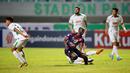 Pemain Rans Nusantara FC, Makan Konate, terjatuh saat berusaha melewati pemain PSS Sleman pada laga BRI Liga 1 di Stadion Pakansari, Bogor, Jumat (29/7/2022). (Bola.com/M Iqbal Ichsan)