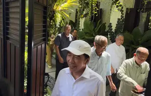 Jokowi Kumpulkan Teman Kuliah Jelang Persidangan